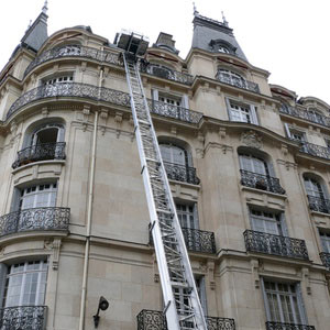 un monte meuble sur un immeuble parisien Paris 5